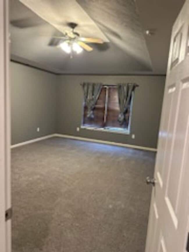 Building Photo - 3 Bedroom with Garage! HOA PAID!