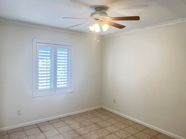 Building Photo - 2.5 Blocks to the Beach! Unfurnished 2 Bedroom, 2 Bath Condo on 1st Floor!