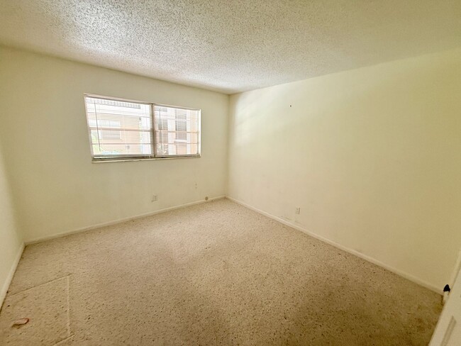 Building Photo - 2 bed 1 bath condo close to Siesta Key