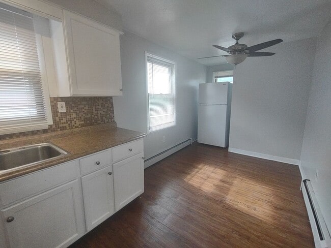 Building Photo - Spacious 4 Bedroom Single Family Home - No...