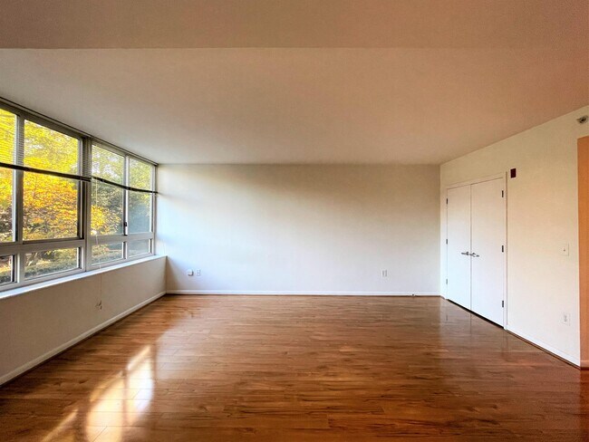 Building Photo - 355 I St SW