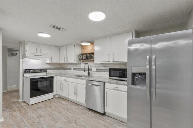 Building Photo - 6405 Chimney Creek Cir