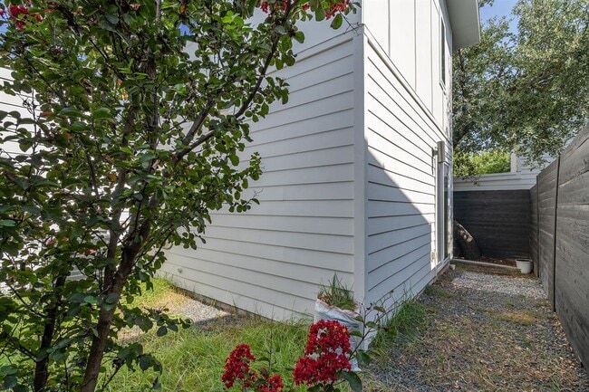 Building Photo - 1419 Montopolis Dr