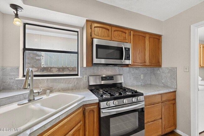 Building Photo - 7419 Mission Viejo Dr