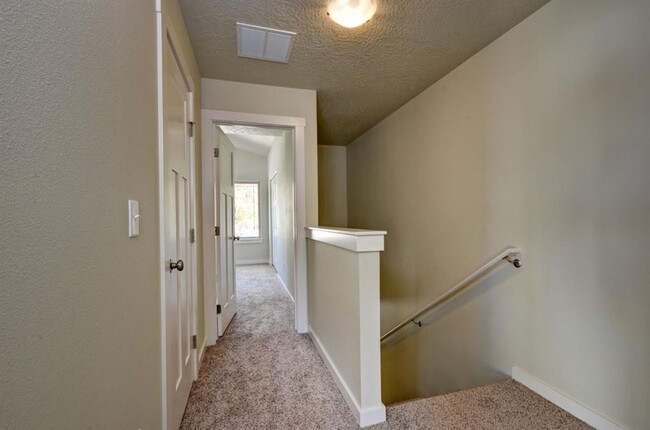 Building Photo - Newer Town home close to everything!