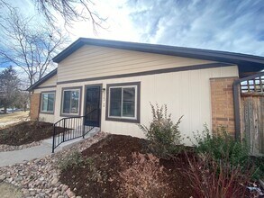 Building Photo - Spacious Aurora Townhome