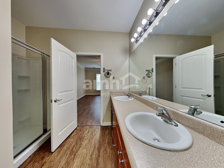 Building Photo - 172 Lakepointe Dr