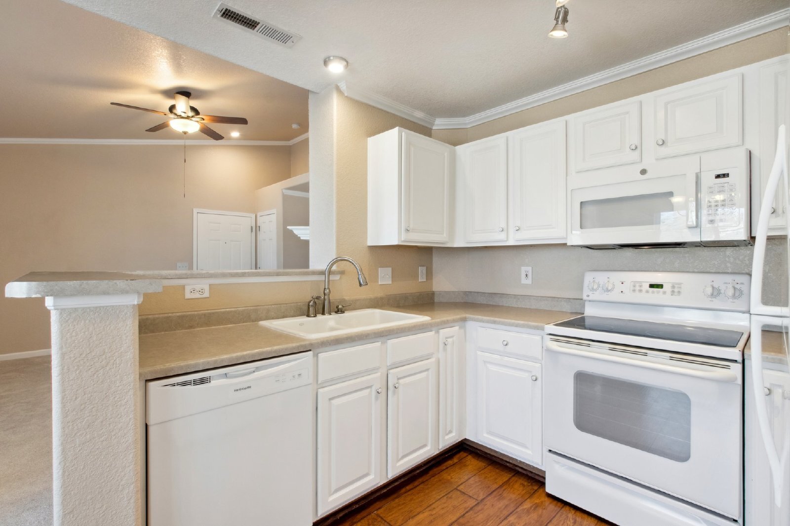 Building Photo - Updated 2-Bed, 2-Bath Condo Just 15 Minute...