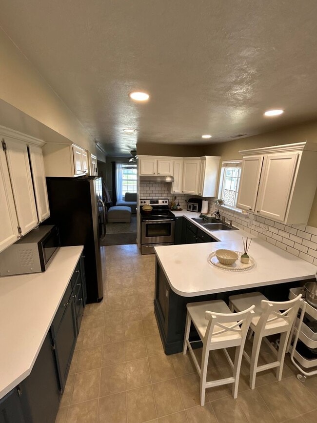 Building Photo - Utilities & Internet Included! 4 Bed 2.5 B...