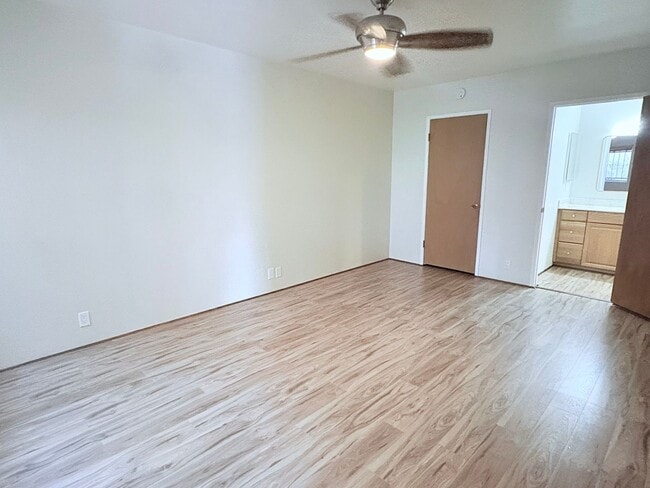 Building Photo - Lovely 2 Bedroom and 2 Bathroom Condo w/ Den! Lots of Space! *SPECIAL OFFER 1/2 Off First Month's...