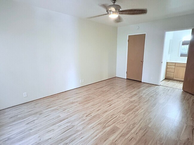 Building Photo - Lovely 2 Bedroom and 2 Bathroom Condo w/ Den! Lots of Space! *SPECIAL OFFER 2 Weeks Free Rent*
