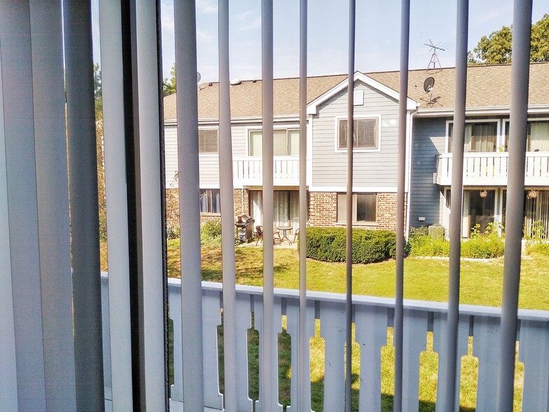 Outside - 220 Oak Knoll Ct