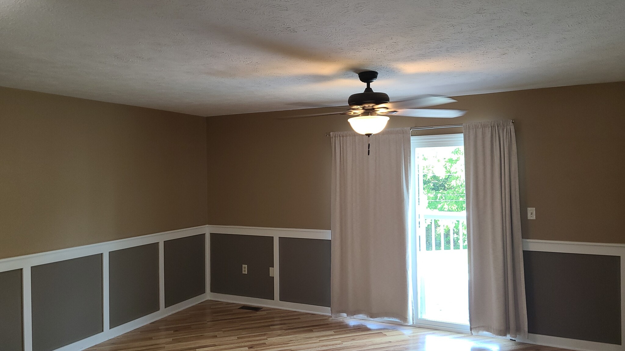 LR - 1526 Old Oak Ln