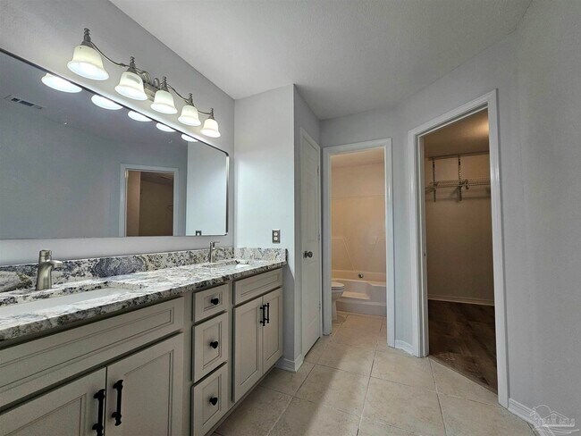 Building Photo - 28 Easton St