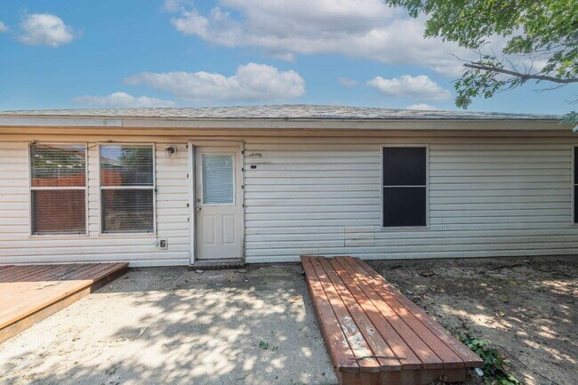 Building Photo - Great Location!