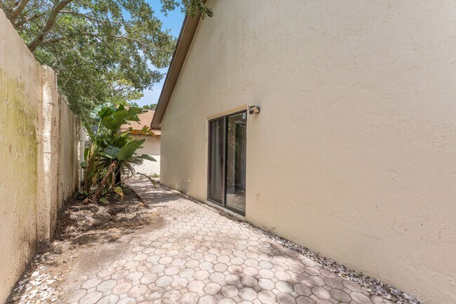 Building Photo - Stunning 3 BR/2 BA/2 Garage Single Family Home in  highly sought-after Sweetwater Oaks!