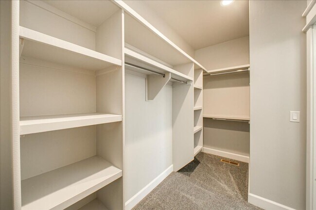 Building Photo - Beautiful Home in Desired Hazelwood Subdiv...