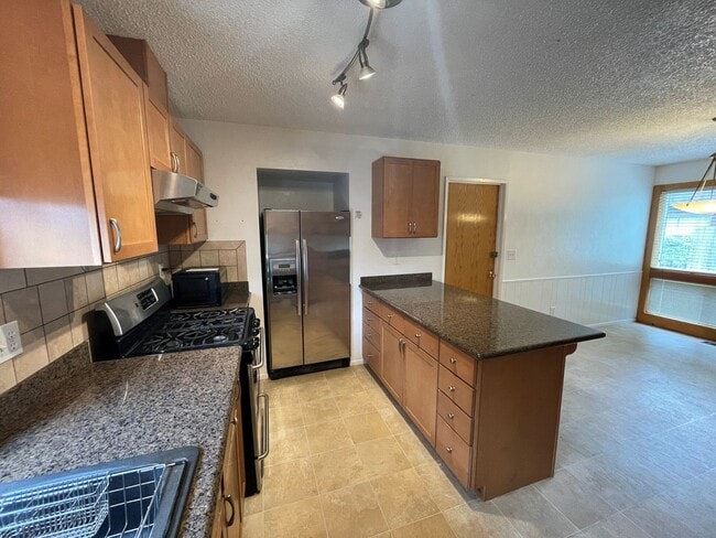 Building Photo - Charming 3 Bedroom, 2 Bath Home with Attac...