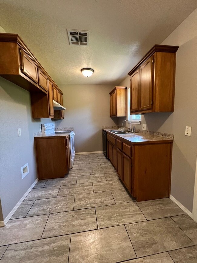 Building Photo - 3 Bed 1.5 Bath House, 1 Car Carport, Yard Care Included.