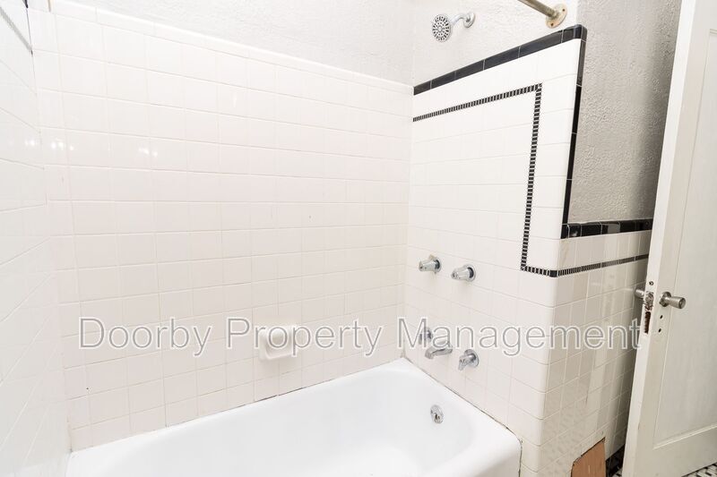 Building Photo - 2802 Fairview Dr