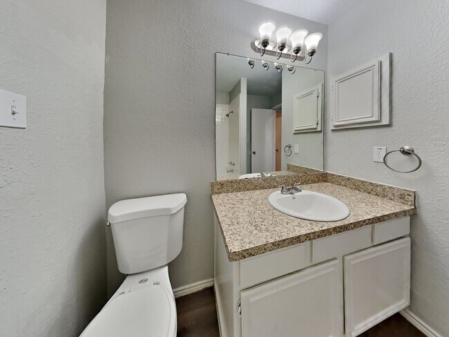 Building Photo - Charming 3BR Home for Rent in Hillside Heights, Dallas TX | Vaulted Ceilings | 2-Car Garage | Pet...