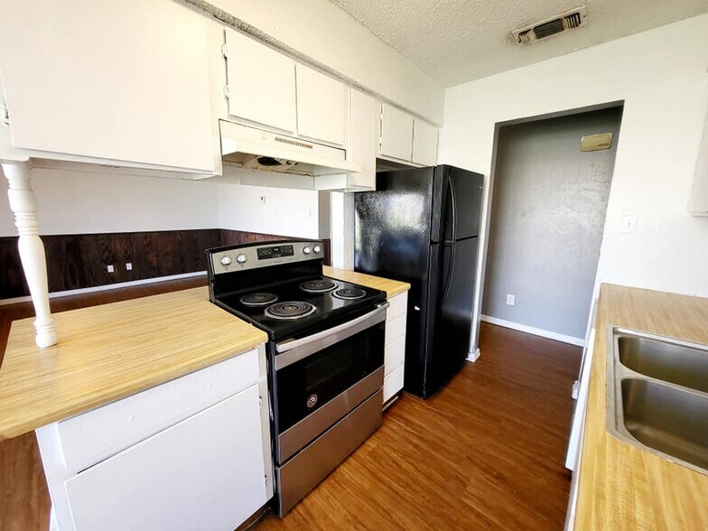 Building Photo - 4016 Eastridge Dr