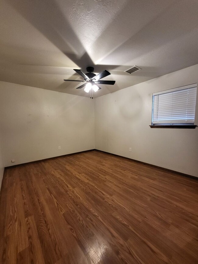 Building Photo - (3) Bed/(2) Bath in Southern Hills w/ (2) Living Areas and Storm Shelter!