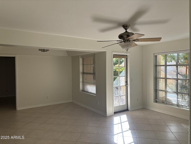 Building Photo - 1333 E Morten Ave