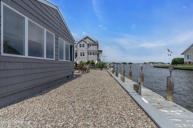 Building Photo - 101 Sandy Point Dr