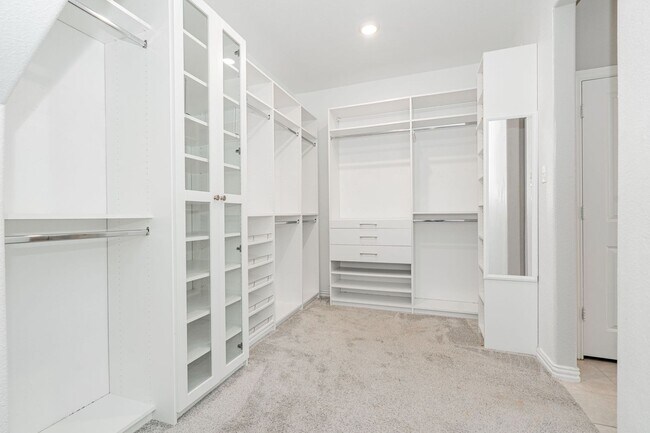 Building Photo - Spacious 3-bedroom, 2.5-bathroom home with...