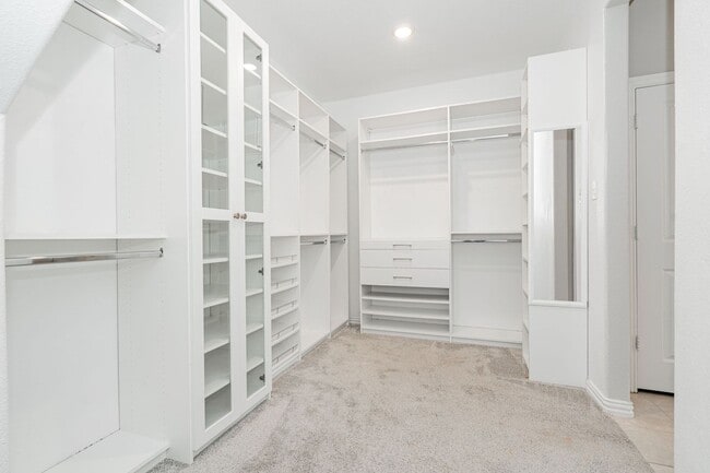 Building Photo - Stunning 3-bedroom, 2.5-bathroom with office.