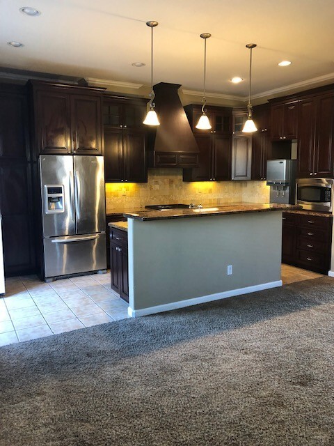 Building Photo - Gorgeous 3 bedroom 2 bath