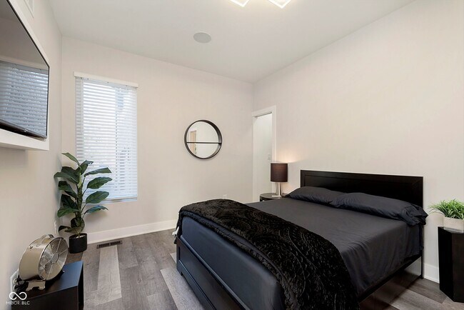 Building Photo - 429 W 86th St