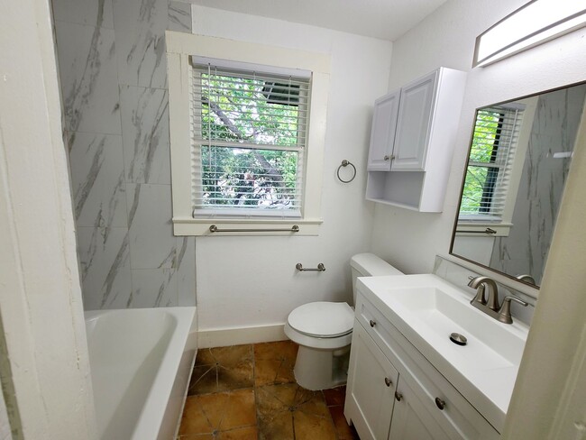 Building Photo - Remodeled 1 Bed, 1 Bath 4-Plex Craftsman A...