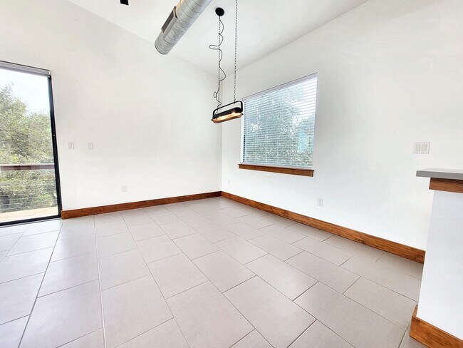 Building Photo - 325 Southwind Rd