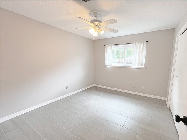 Building Photo - 6210 Creekside Ln
