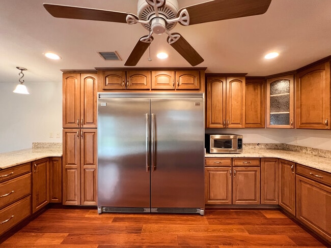 Building Photo - 1858 Oak Park Dr S