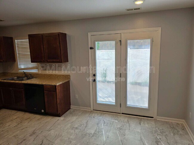 Building Photo - 25 Barnett Shoals Dr
