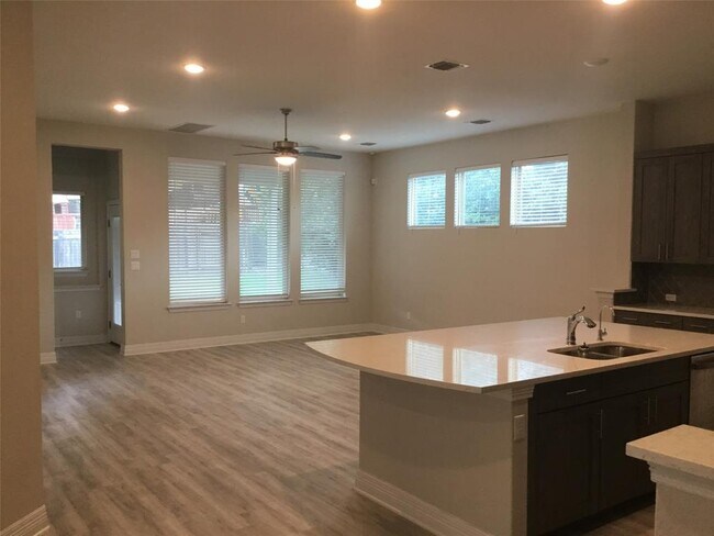 Building Photo - 421 Fair Oaks Dr