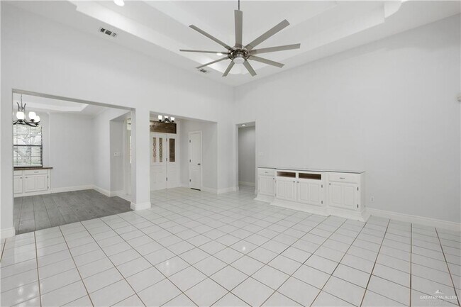Building Photo - 404 E Cardinal Ave