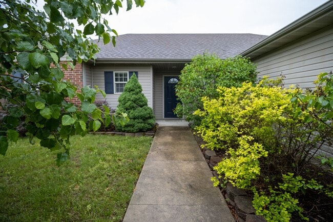 Building Photo - Stunning 3Bed/2BA Home with Dual Living Spaces/Garage