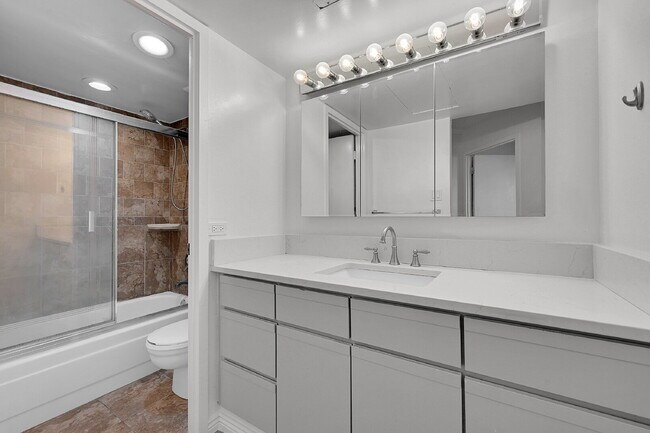 Building Photo - $1,795 - 1 Bed, 1 bath Condo in Denver wit...