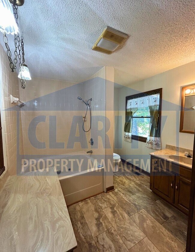 Building Photo - Charming two story home with garage and large yard!