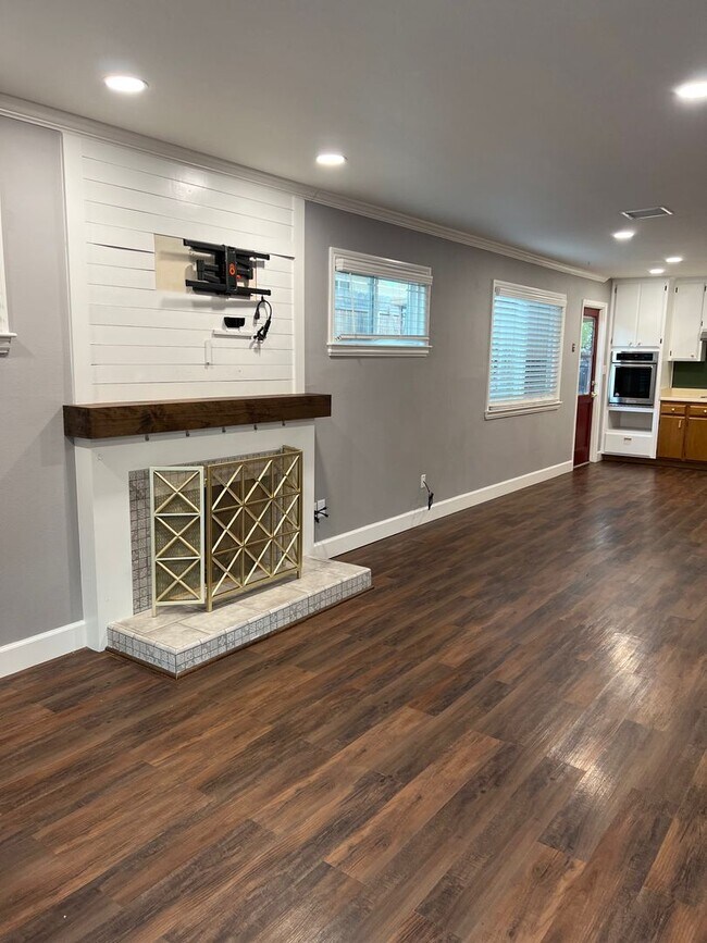 Building Photo - Rare Find!!!  Incredible 4  bedroom / 2 bath updated house in beautiful Clairemont!!!