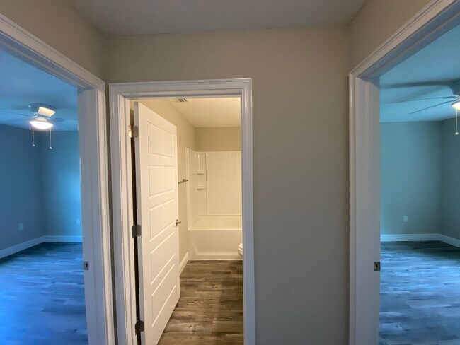 Building Photo - Custom Home - Desirable SE Ocala Neighborh...