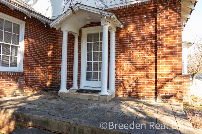 Building Photo - 702 W Union St