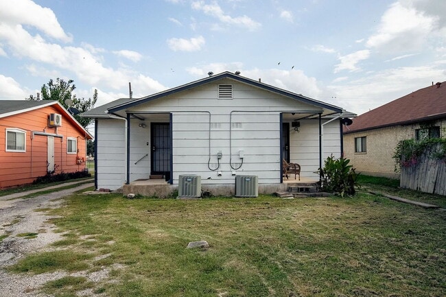 Building Photo - Cozy 1 Bed, 1 Bath Duplex A Block From Woo...