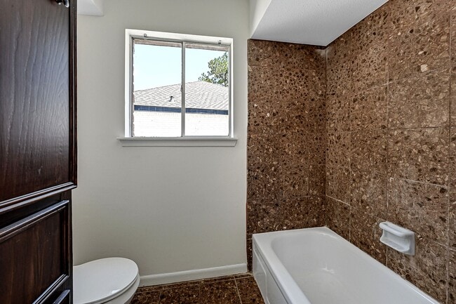 Building Photo - 2326 Turtle Creek Dr