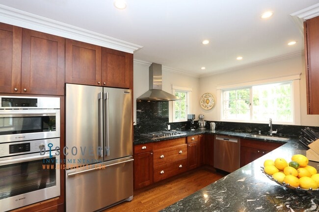 Building Photo - Sophisticated Piedmont Colonial with Enclosed Yard