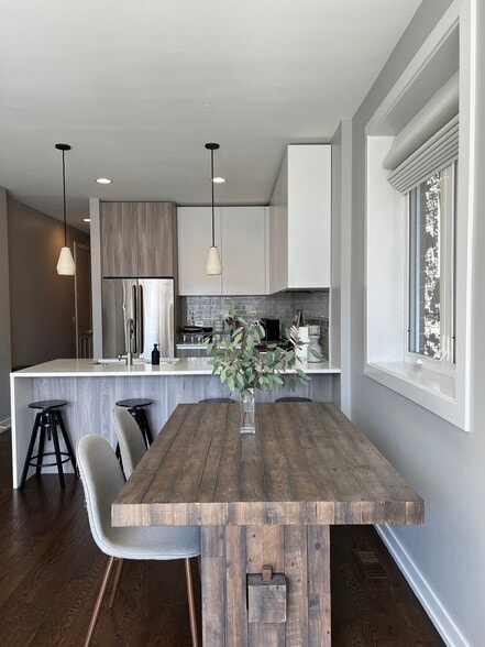 Dinning - 1534 W Cortez St